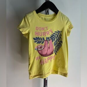 Peek Kids “Don’t Hurry Be Happy” Sloth Graphic Tee – Size XS (4/5)